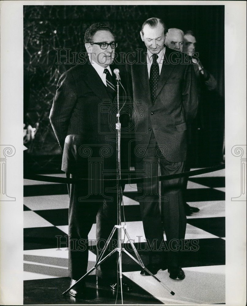 1975 Henry Kissinger Kurt Waldheim United Nations Plaza New York - Historic Images