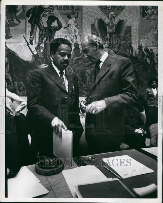 1979 Press Photo Donald McHenry & Kurt Waldheim discuss Iran Situation at UN - Historic Images