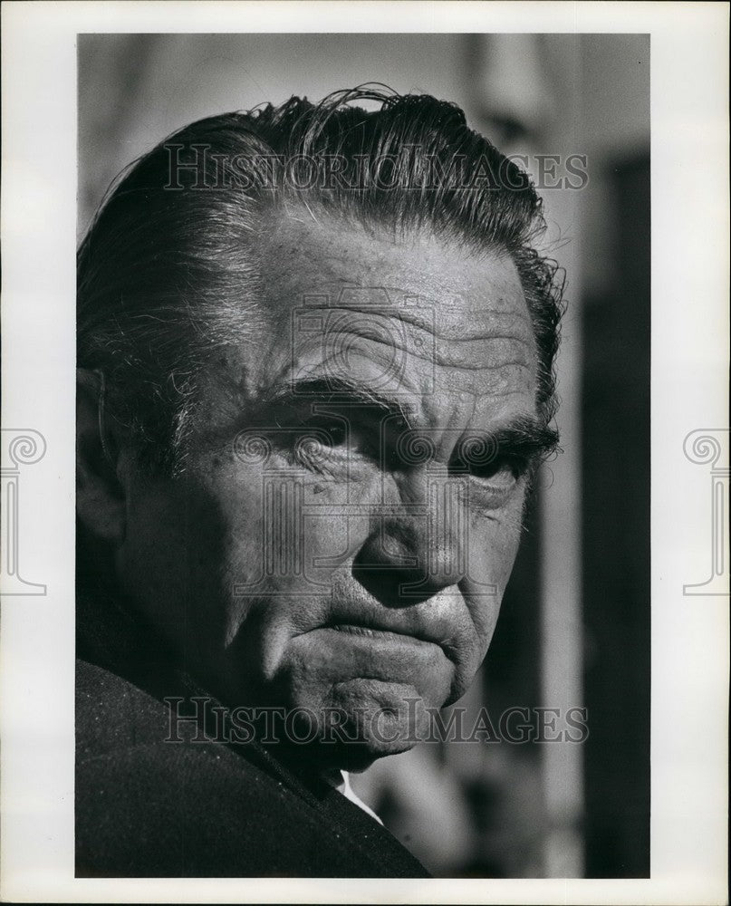 1977 Alabama Gov. George Wallace scowling at Carter inauguration - Historic Images