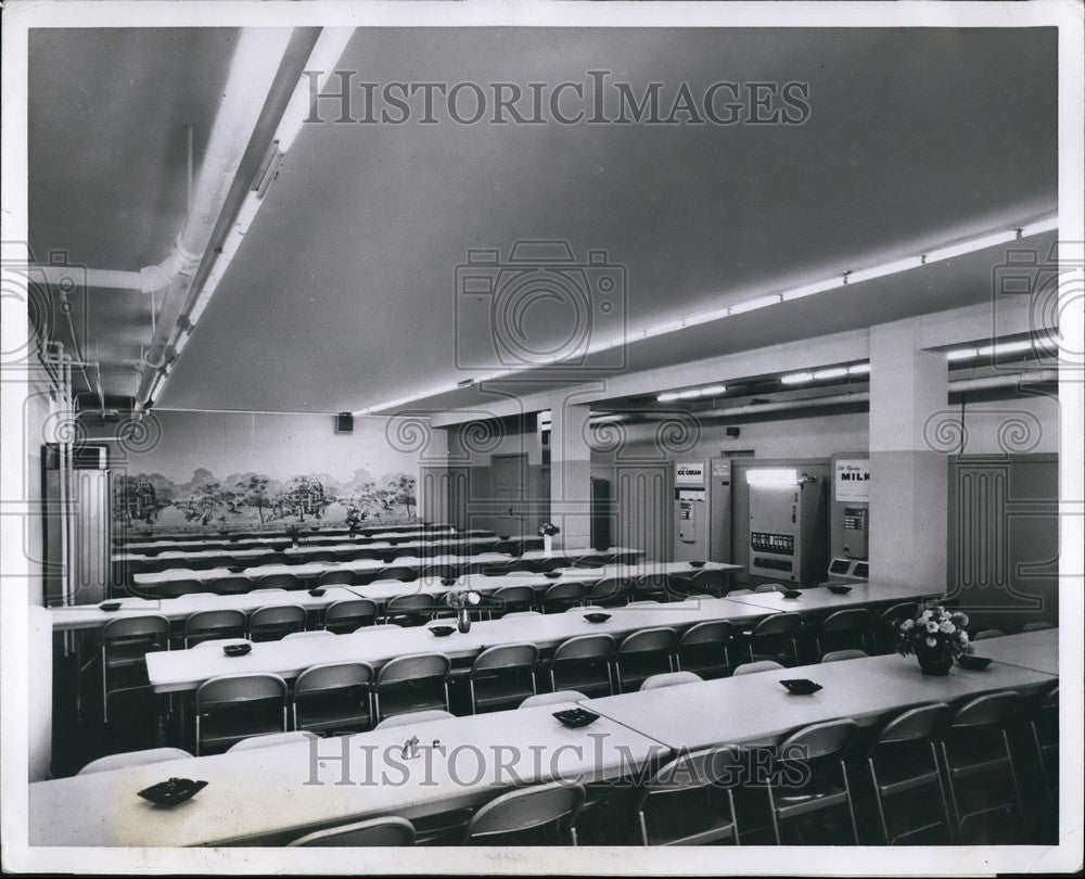 Press Photo Employee Lunchroom in Luce&#39;s Kansas Production Headquarters-Historic Images