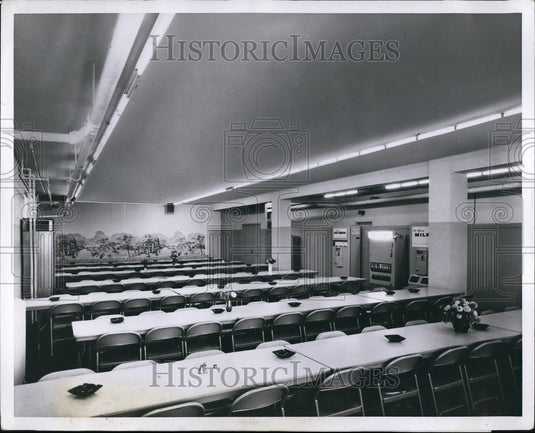Press Photo Employee Lunchroom in Luce's Kansas Production Headquarters-Historic Images
