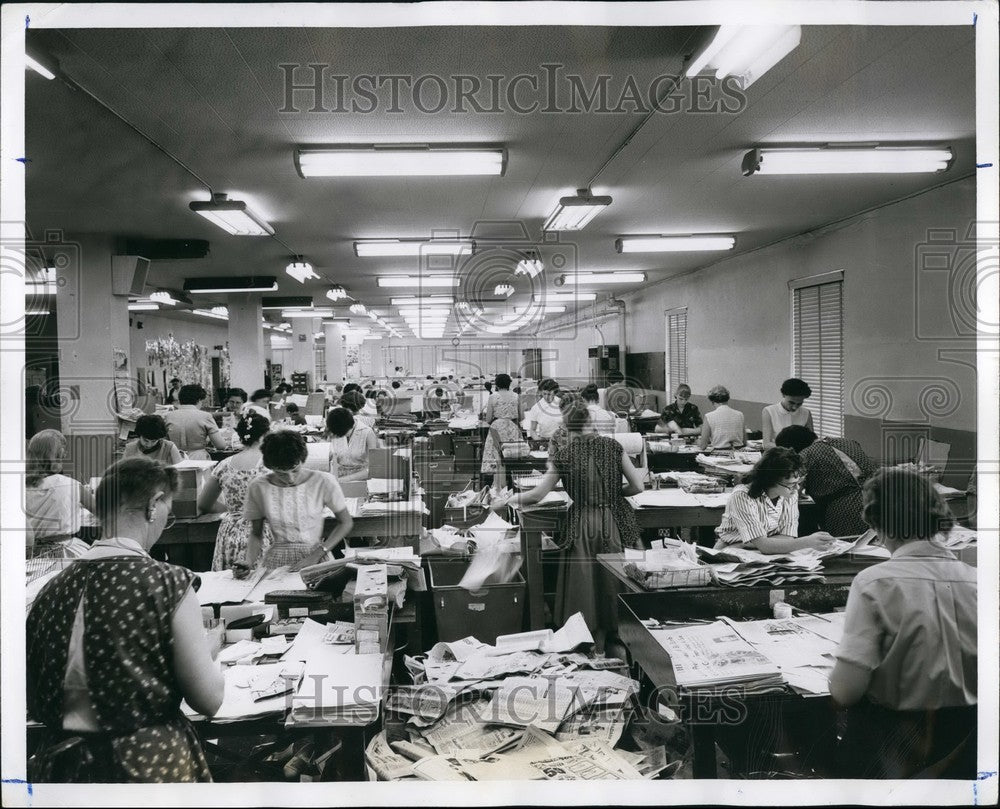 Press Photo Luce Clippers Cut Out Marked Clips From Papers & Mount Them - Historic Images