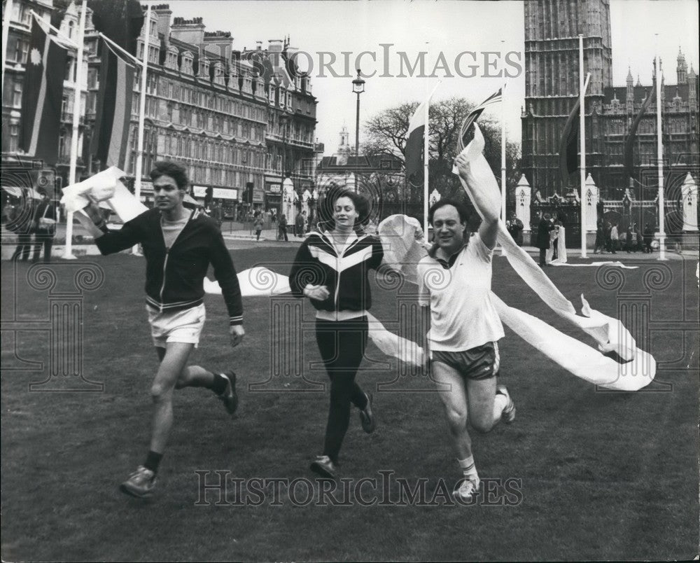 1981, Marathon MPs Unveil Starting List - KSB56569 - Historic Images