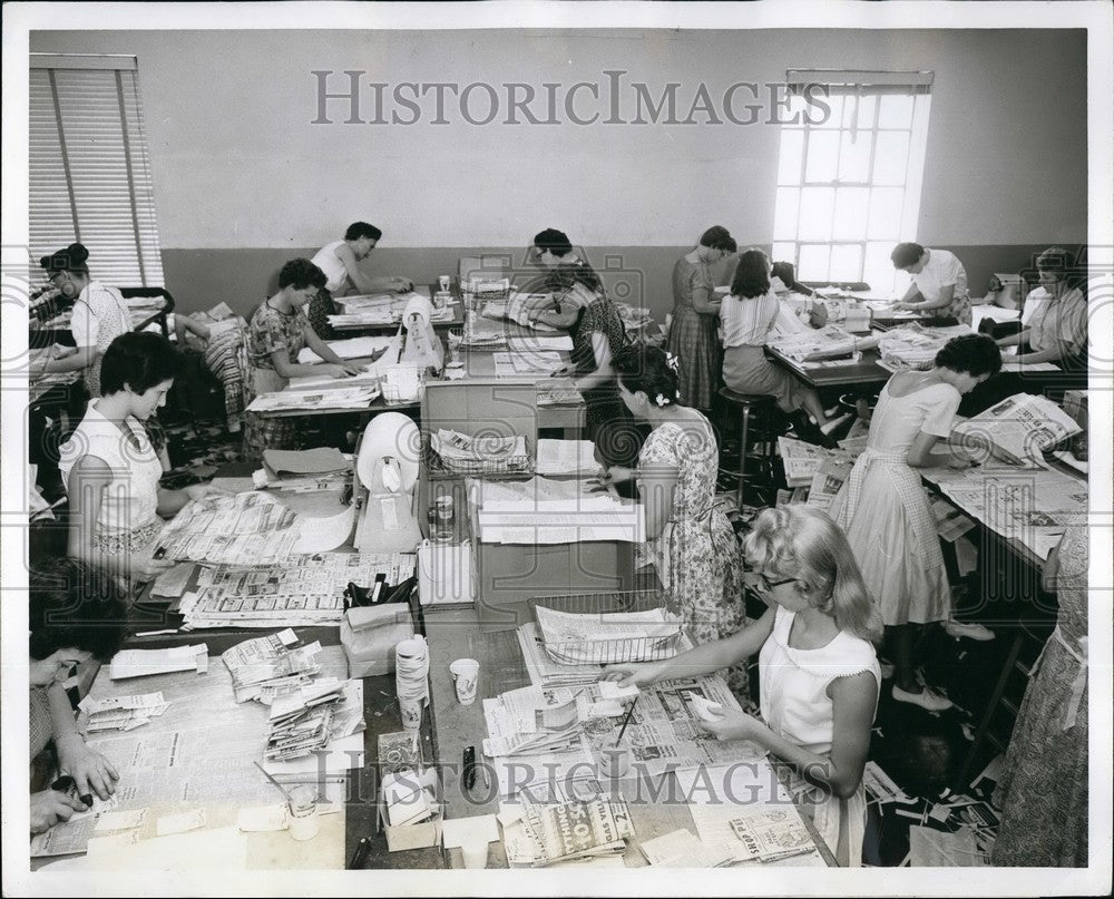 Press Photo Luce Clipping department cuts items from papers and pastes them - Historic Images