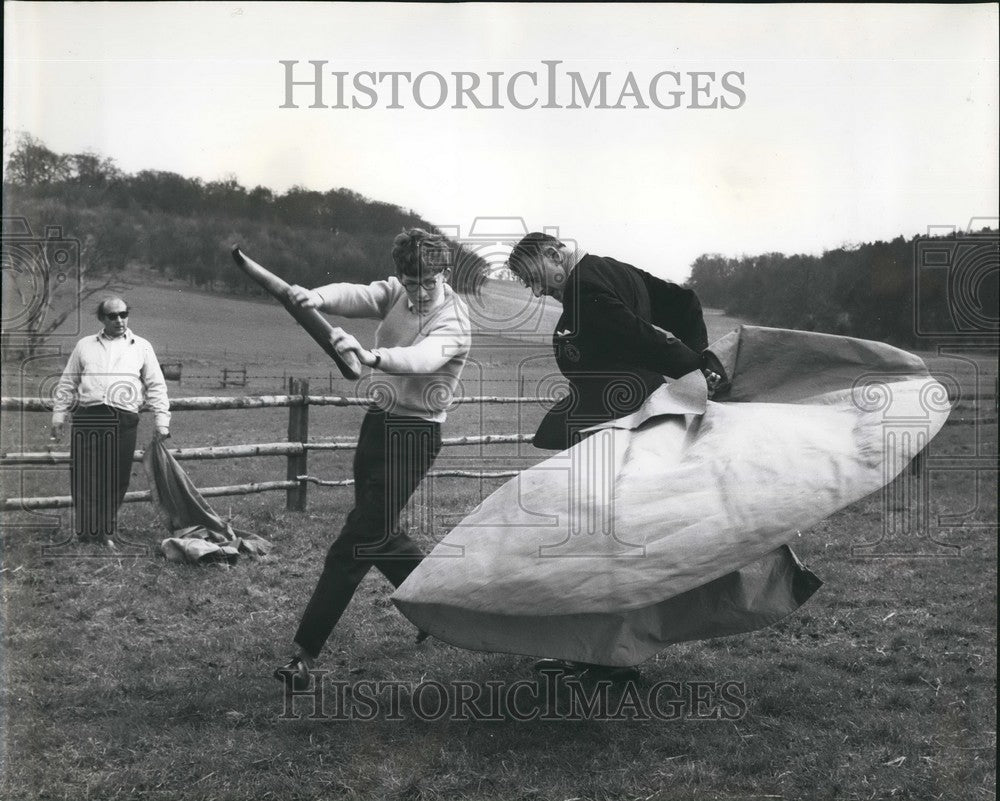 Press Photo George Erik gives a media-veronica yo junior member Robert Johnson.-Historic Images