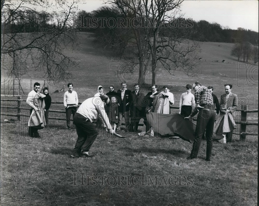 Press Photo Cape work - demonstrated by the Club&#39;s PR Officer Walter Johnson-Historic Images
