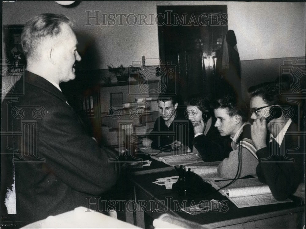 1957 Press Photo learning right to use the telephone in the school, Nlumulnstlr. - Historic Images