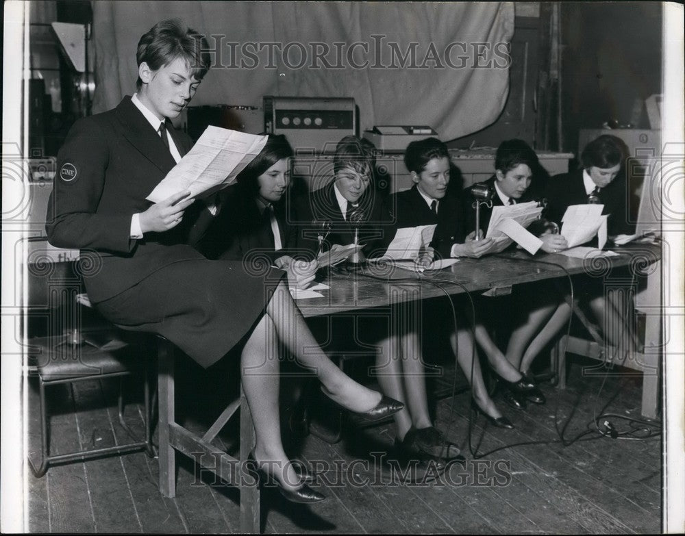 1964, six Wrens now busily at work in H.M.S. Collingwood Navy School - Historic Images