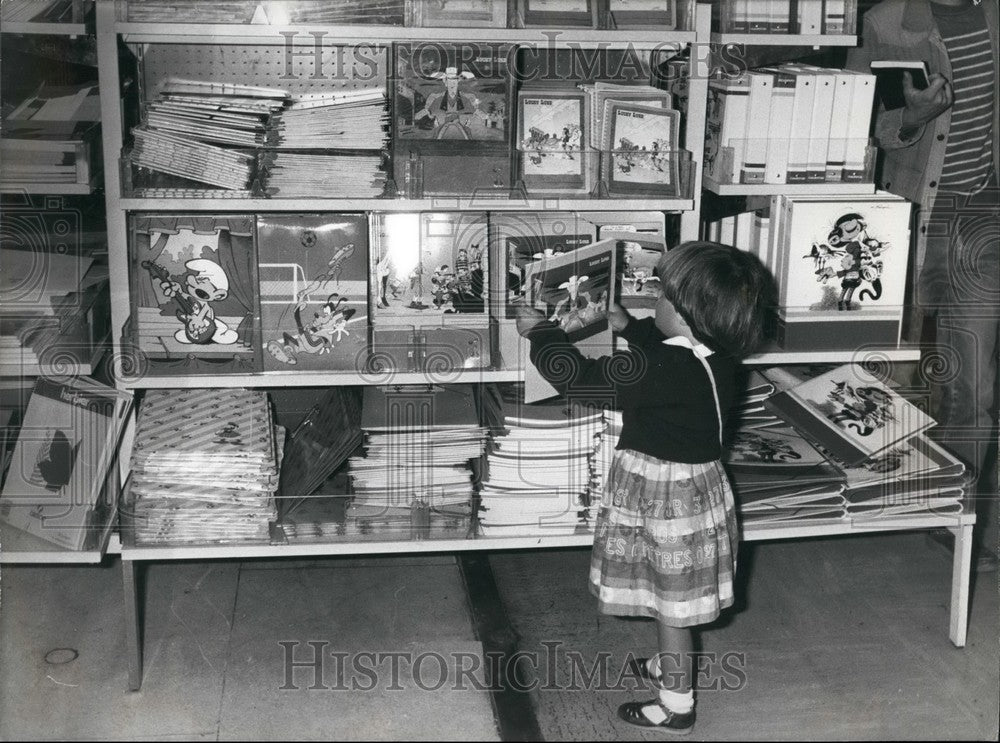 Press Photo school begins 7 September and children are choosing ir school bags. - Historic Images