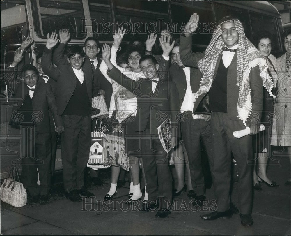 1965 Press Photo Arab Refugees Arrive In Britain - KSB56947 - Historic Images