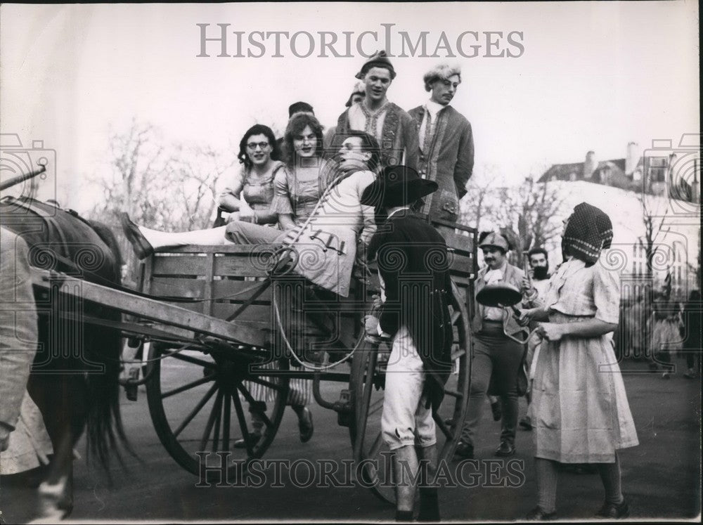 1953 Press Photo Mock Demonstration By Students of Economic & Commercial School - Historic Images