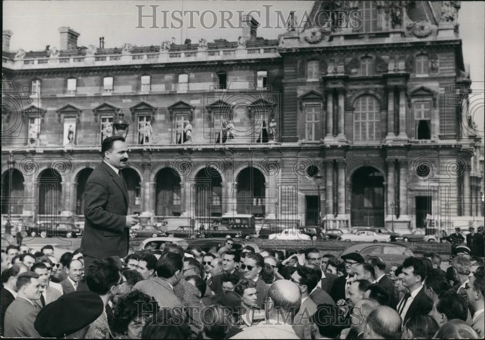 Press Photo Staff of Direct Taxes Manifests Before Ministry of Treasury Paris - Historic Images