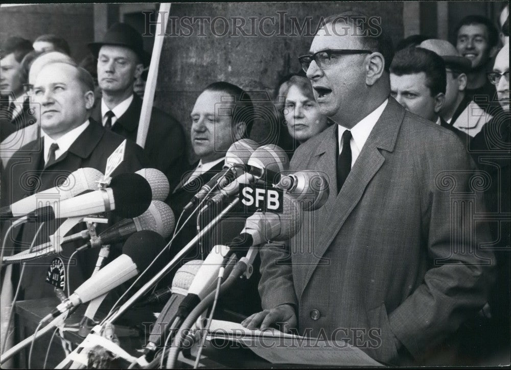 1968 Press Photo Former Governing Mayor Heinrich Speaking to Students of Berlin-Historic Images