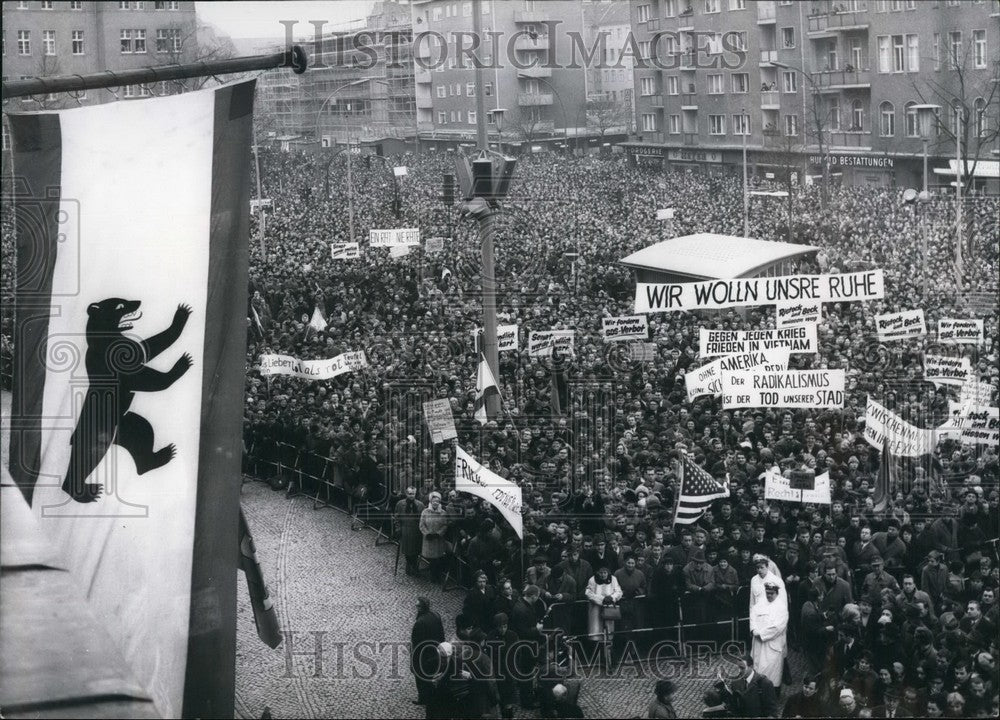 1968 Press Photo Berliner Demonstration Former mayor Heinrich Speaks To Masses - Historic Images