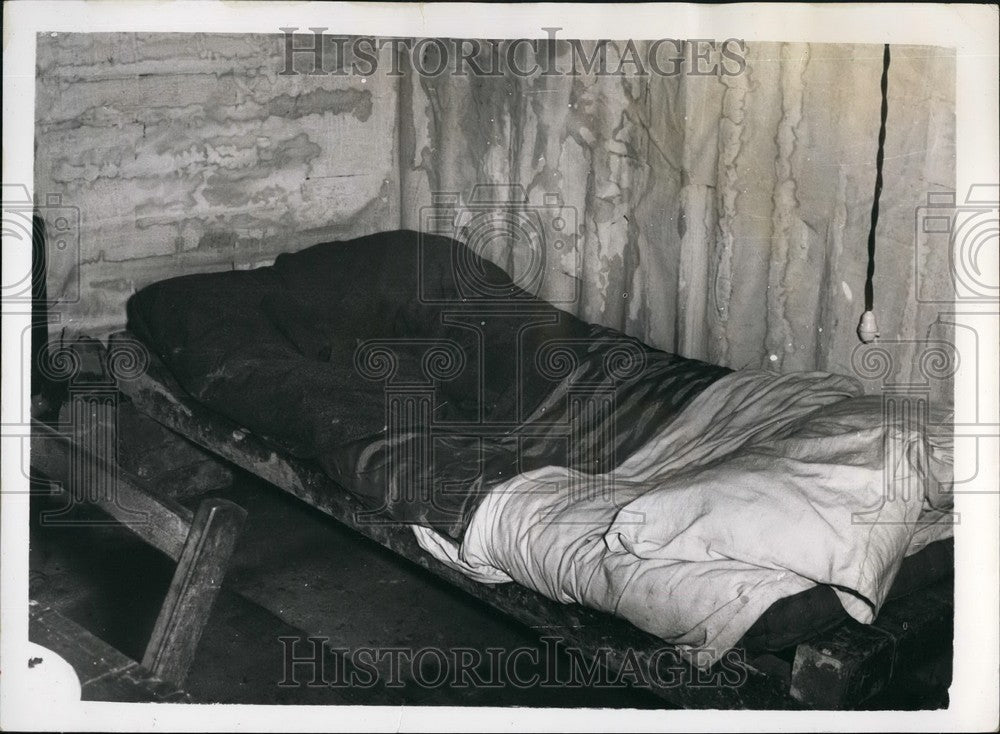 1957 Police Investigating Case of Marjorie Jordan Held Prisoner - Historic Images