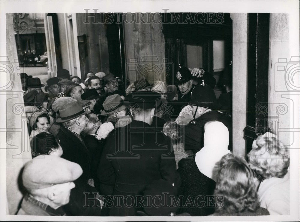 1957 Public Fights Police to Get Into Court To See Conspiracy Case - Historic Images