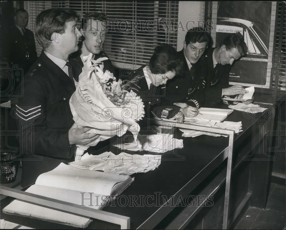 1966 Press Photo Money Pours In For Shot Policeman&#39;s Families - KSB57271 - Historic Images