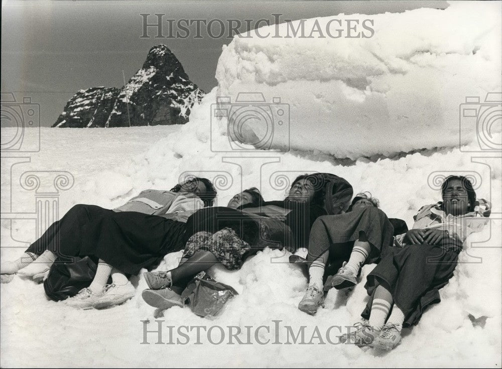 1990 Press Photo Ladies Sunbathing Near The Matterhorn - Historic Images