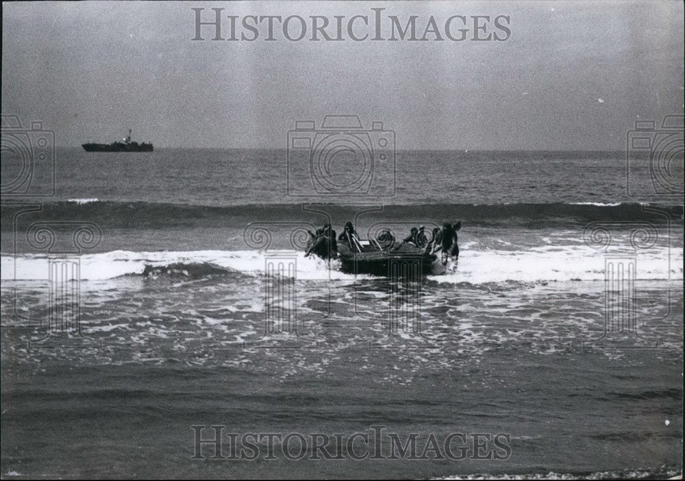 Press Photo Chinese Nationalist frogmen Seen Pulling Their Rafts Ashore - Historic Images