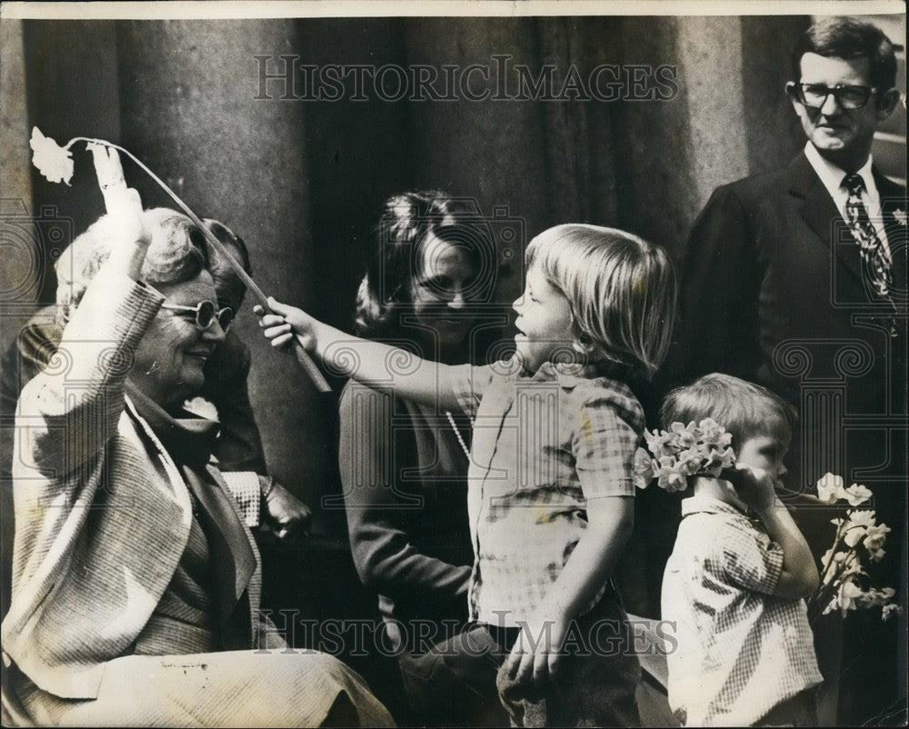 1972 Young Dutch Prince Gives Queen Juliana Flower For Birthday - Historic Images