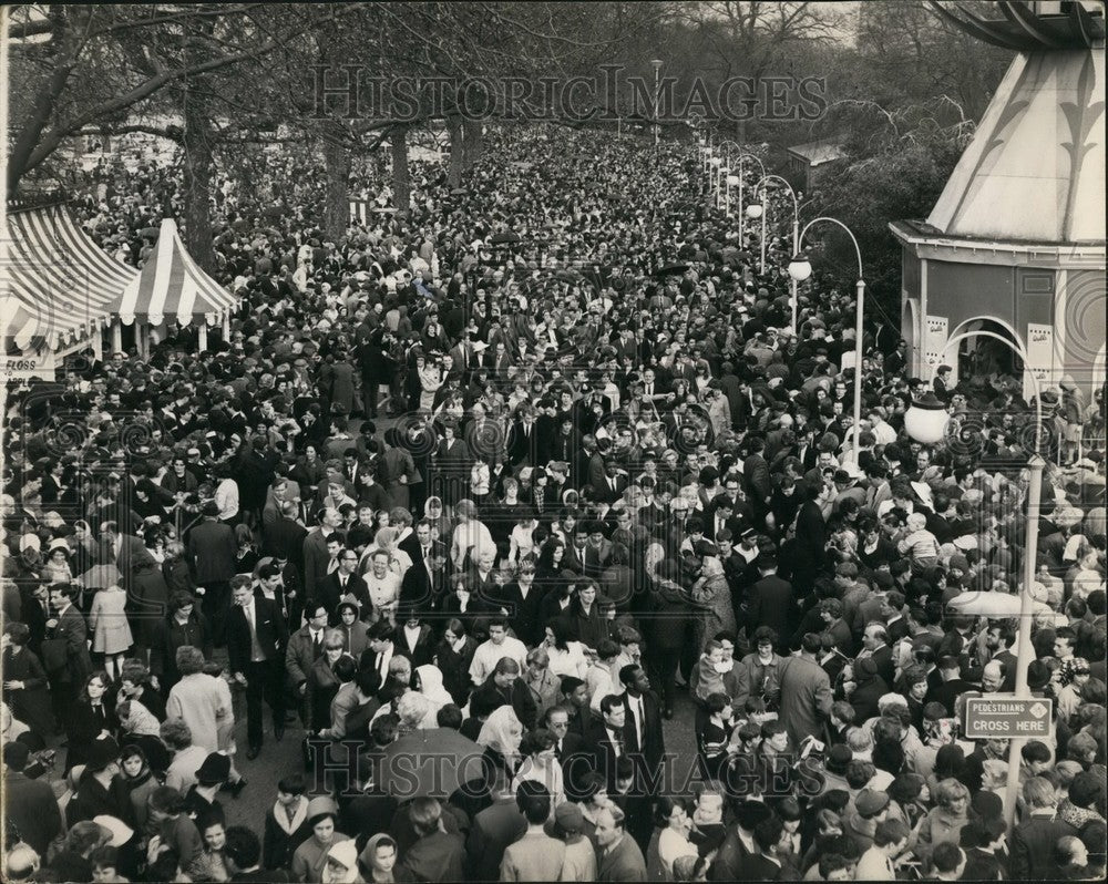 1966 Press Photo London&#39;s Easter Parade In Battersea Park - KSB57397-Historic Images