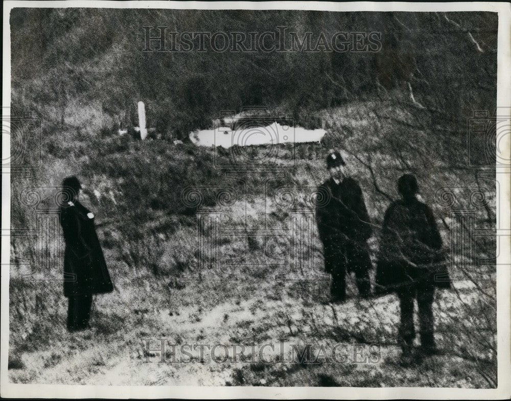 1964 Press Photo The Body of Seven-years-old Kim Roberts found here by police - Historic Images