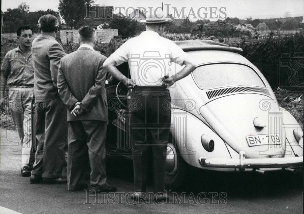 1960 The wife of a Danish diplomat was found murdered in her car - Historic Images