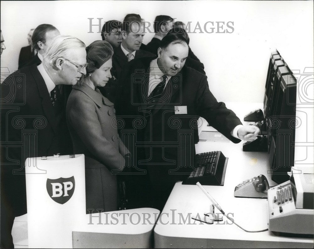 1975 Press Photo The Queen presses the button to start Britain's Oil Flowing-Historic Images