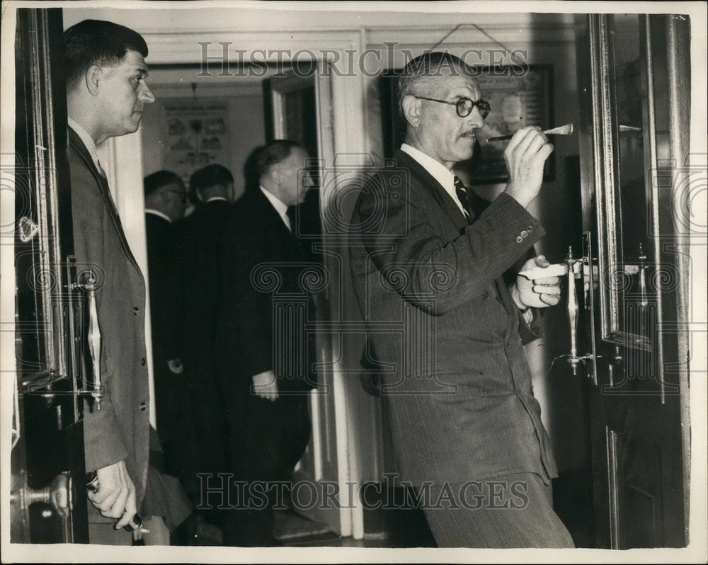 1956 Fingerprint Expert Examines Door After Bank Robbery In London - Historic Images