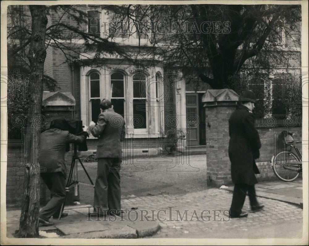 1954 Police photographers take pictures of car tracks - Historic Images