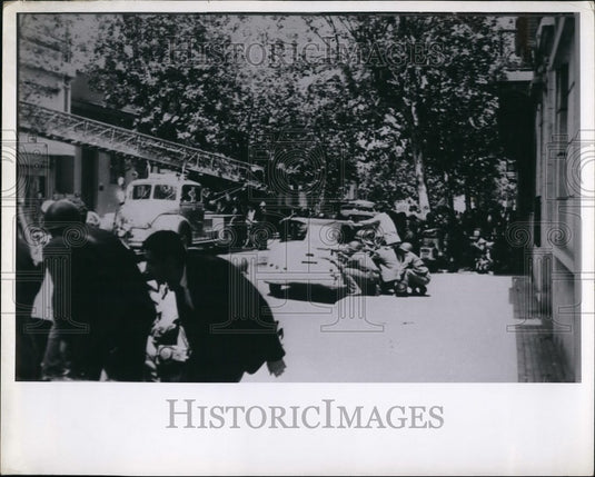 1965 Uruguayan Police Jumpforcover in gun Battle with are Gangsters. - Historic Images