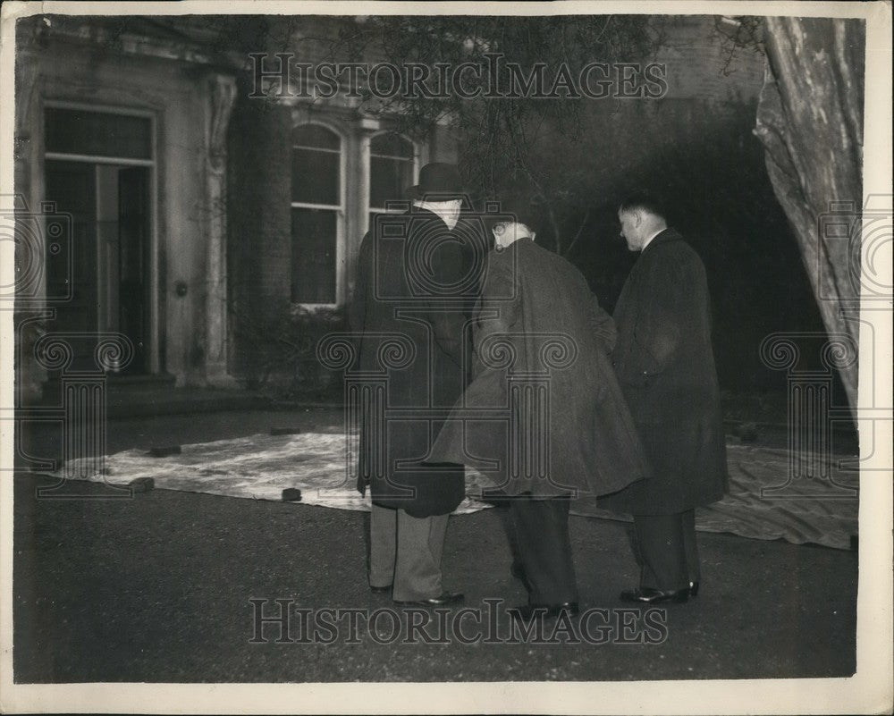 1954 Press Photo Detectives where Two Women Murdered at Old Folks Home - Historic Images