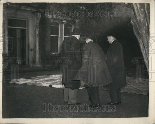 1954 Press Photo Detectives where Two Women Murdered at Old Folks Home - Historic Images