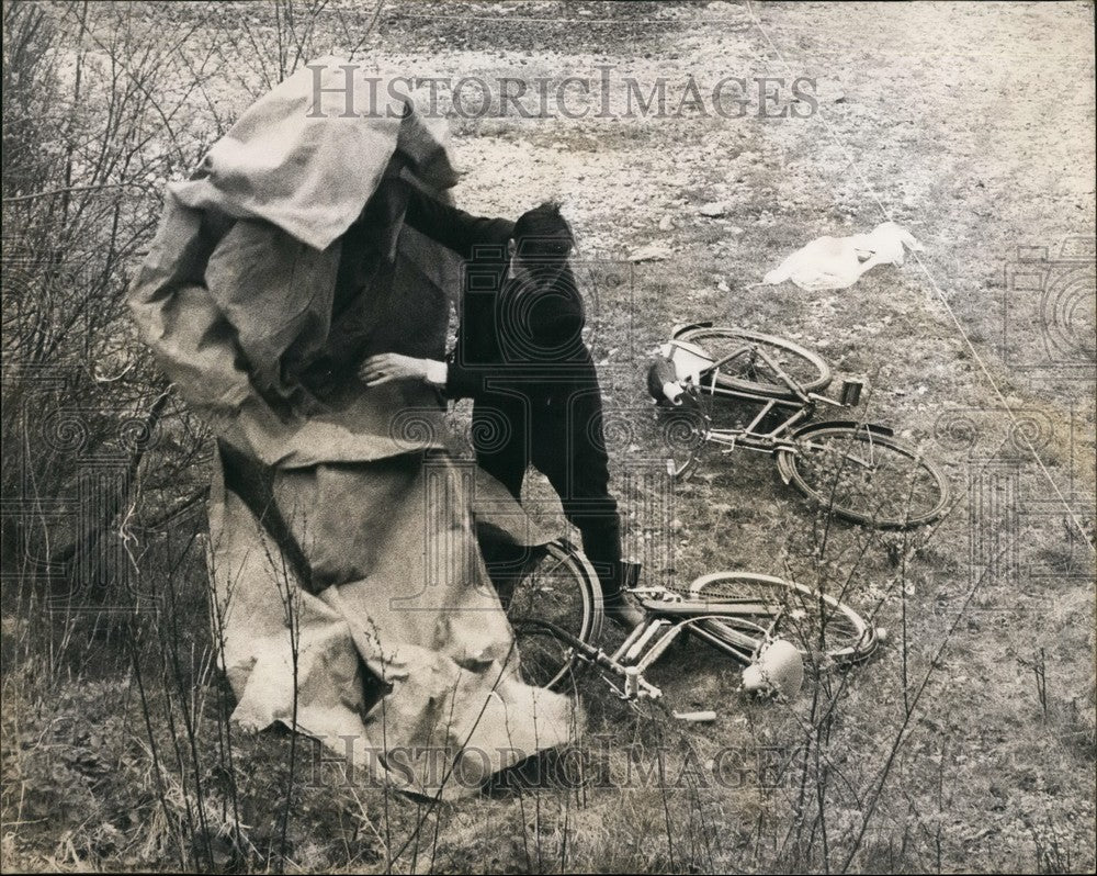 1967 Hunt For Killer of 2 Ten Year old Girls In Village Of Beenham - Historic Images