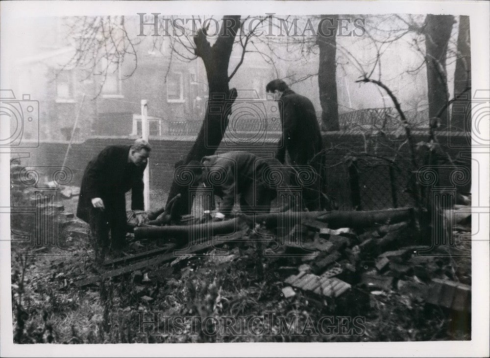 1958 Press Photo Police Search A Garden In Holloway For Clues To ID Murderer - Historic Images
