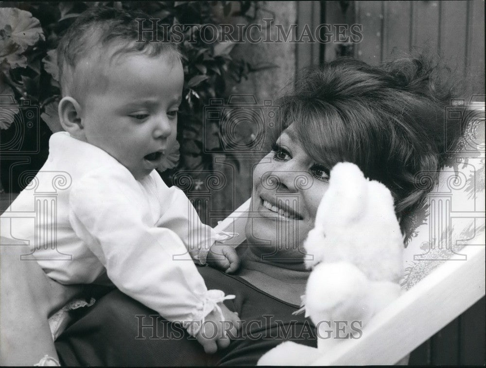 1966 Press Photo Irina Demick and daughter Marie Emmanuelle (4 months). - Historic Images