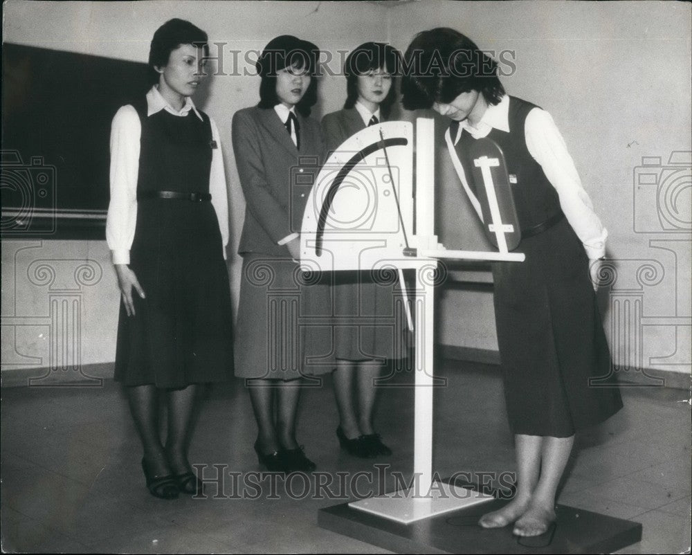 Press Photo New assistants got some bowing practice with the aid of the machine - Historic Images