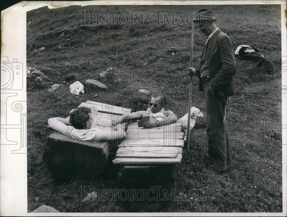 Press Photo shepherd & bathing guests with the cards he at mt spa - KSB57833-Historic Images
