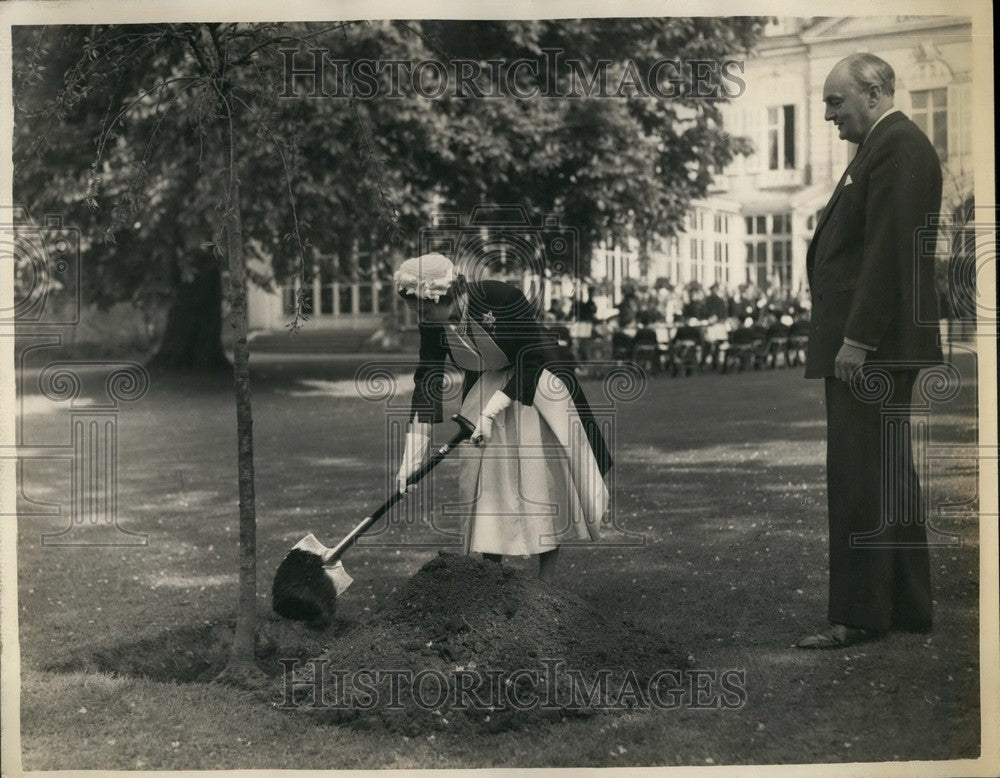 1957 Press Photo The Queen Plants a Tree At The British Embassy In Paris - Historic Images