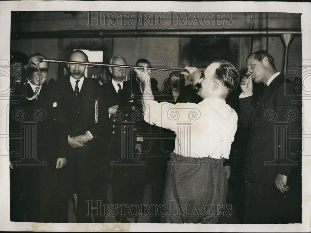 1957 Press Photo The Duke of Edinburgh tries his skill at glass - blowing - Historic Images