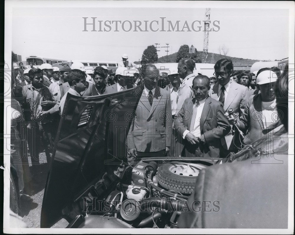 Press Photo President Echeverria looking at Renault engine - KSB57939-Historic Images