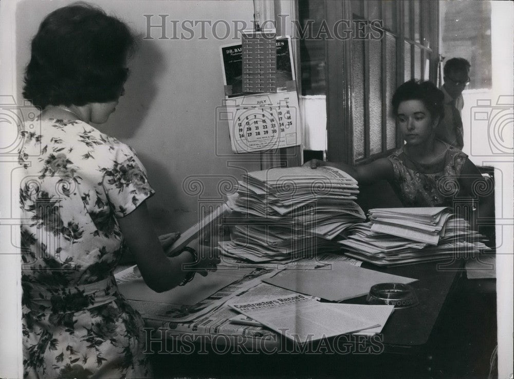 Press Photo Everyone Giving A Helping Hand At The &quot;Contractors Record&quot; Office - Historic Images