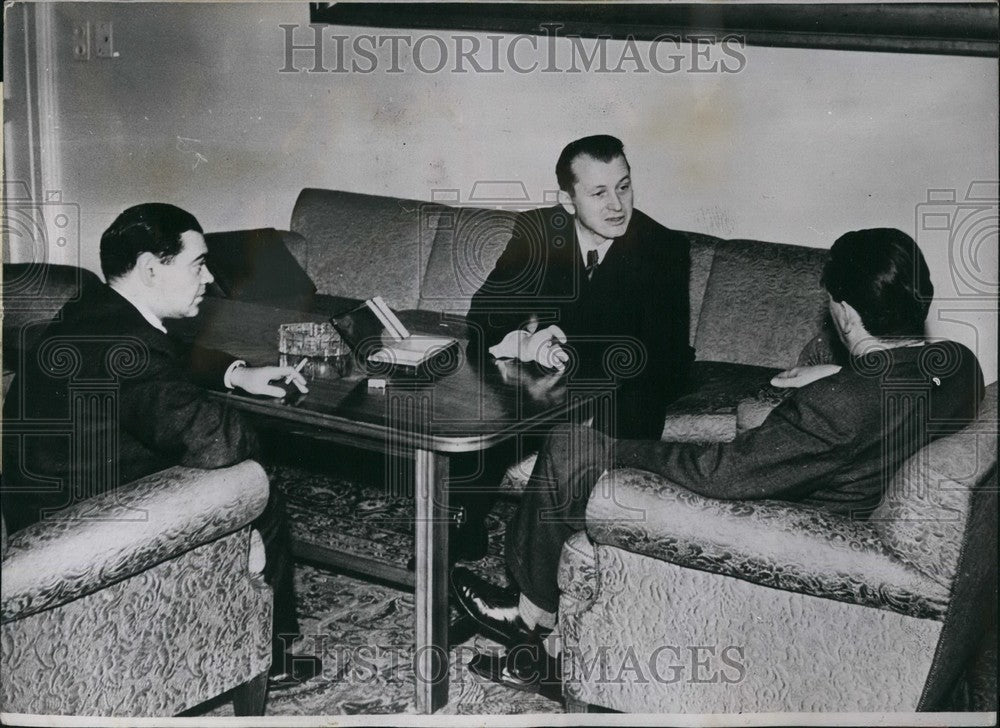 1949 Press Photo East German Minister F. Grosse Arrives In Prague - KSB58009-Historic Images