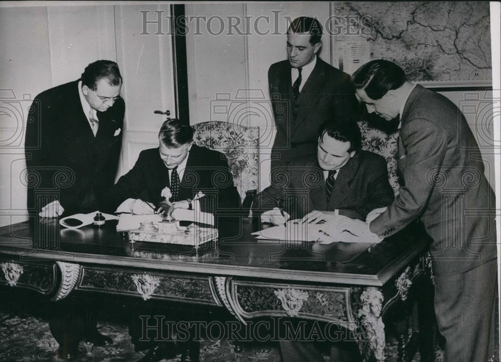 1949 Trade Agreement Signed Between Czechoslovakia &amp; Belgium - Historic Images