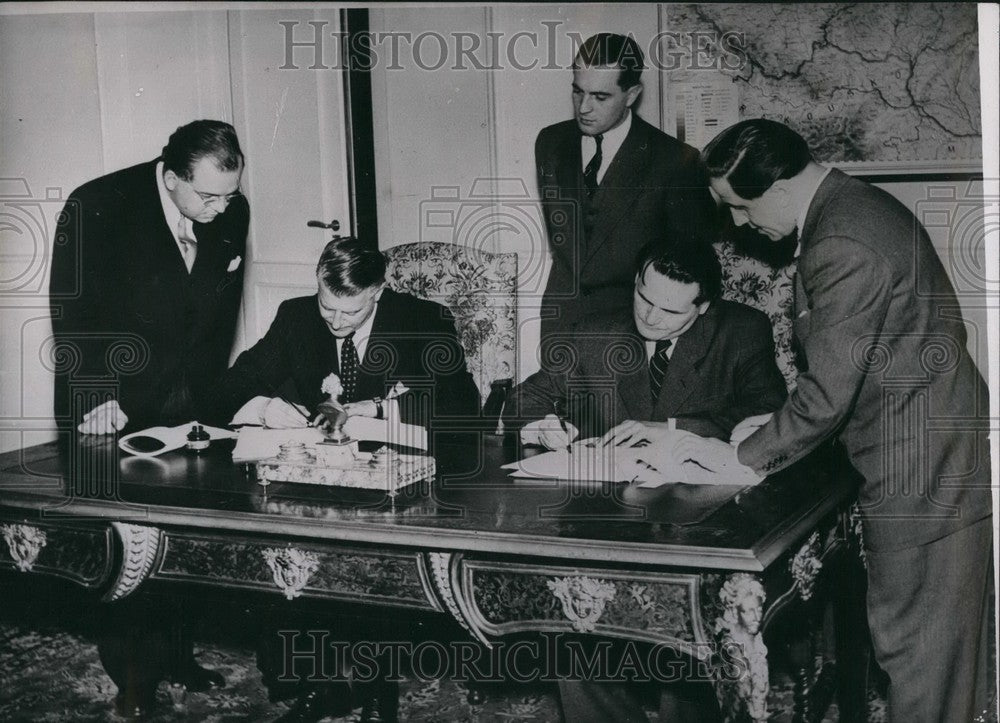 1949 Trade Agreement Signed Between Czechoslovakia & Belgium - Historic Images