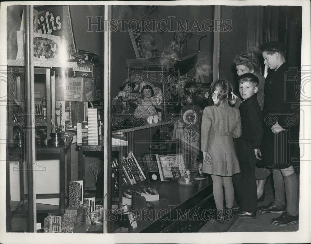 1955 Press Photo Mrs. Simek and her familyfrom Czechoslavakia visit Milan - Historic Images