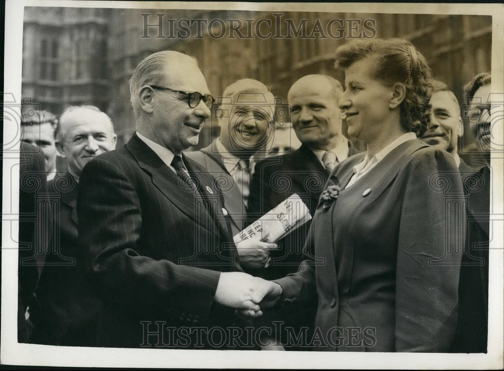 1956 Press Photo Jim Simmonds Labour M.P.& A.Fedina,Transport Workers-Historic Images