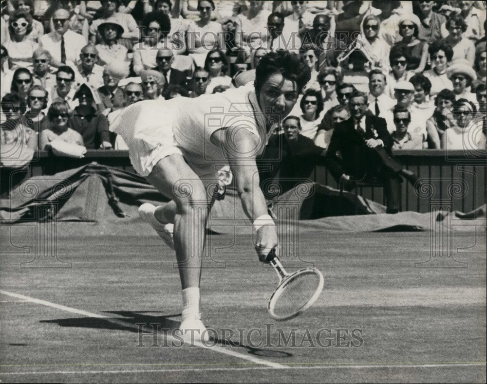 1966 Press Photo Margaret Smith, in action against Mrs. L.W. King at Wimbledon-Historic Images