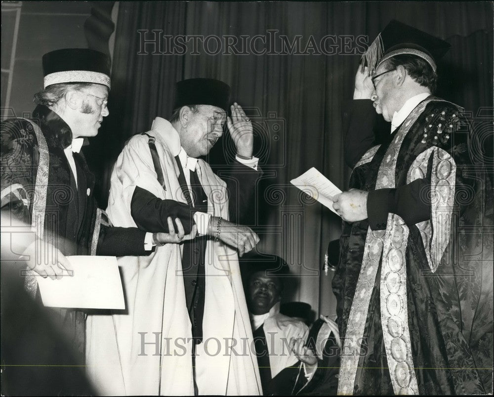 1972 Press Photo Sir Noel Coward gets degree,Lord Shawaress &Rich Attenborough - Historic Images