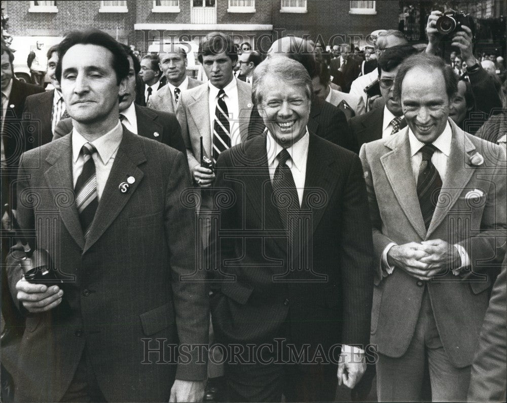 1977 President Carter walks with Prime Minister Trudeau - Historic Images